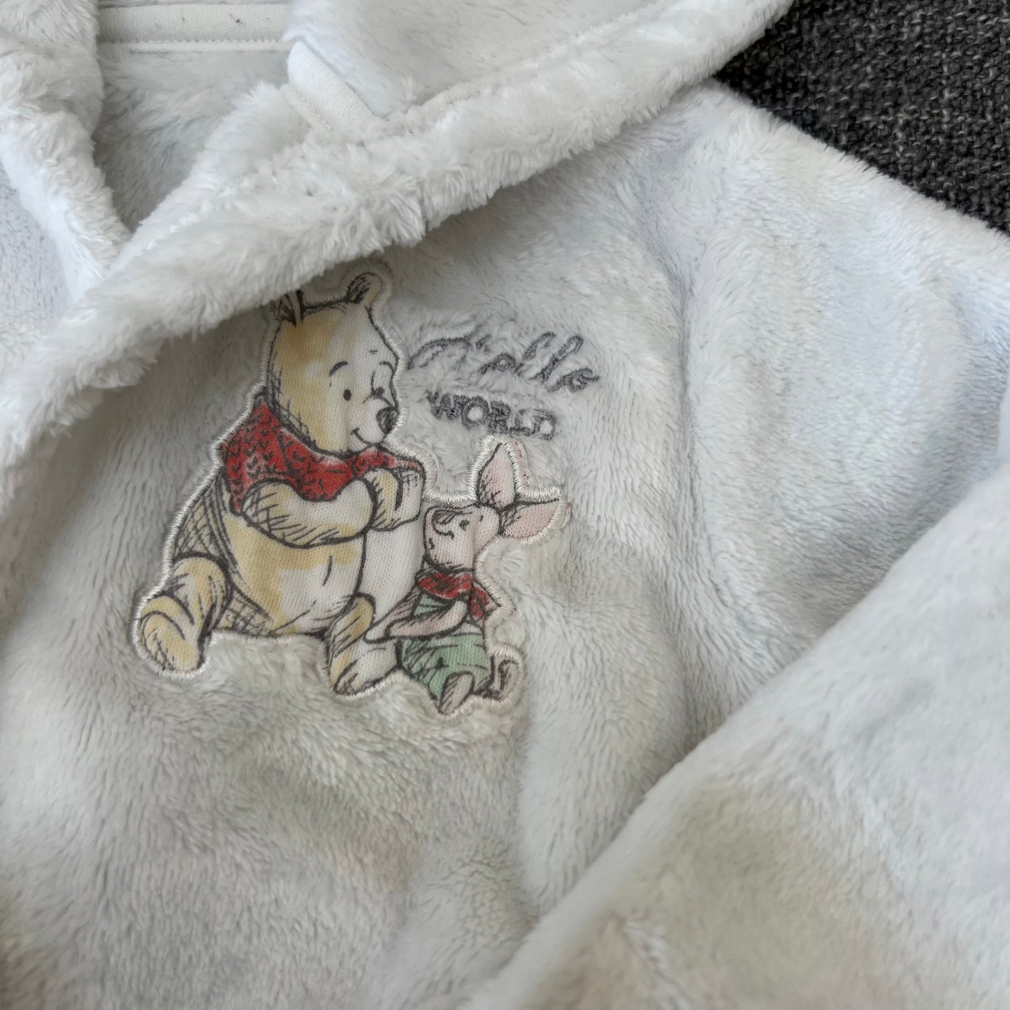 Boys / Girls 6-9 Month White Disney Winnie The Pooh "Hello World" Dressing Gown