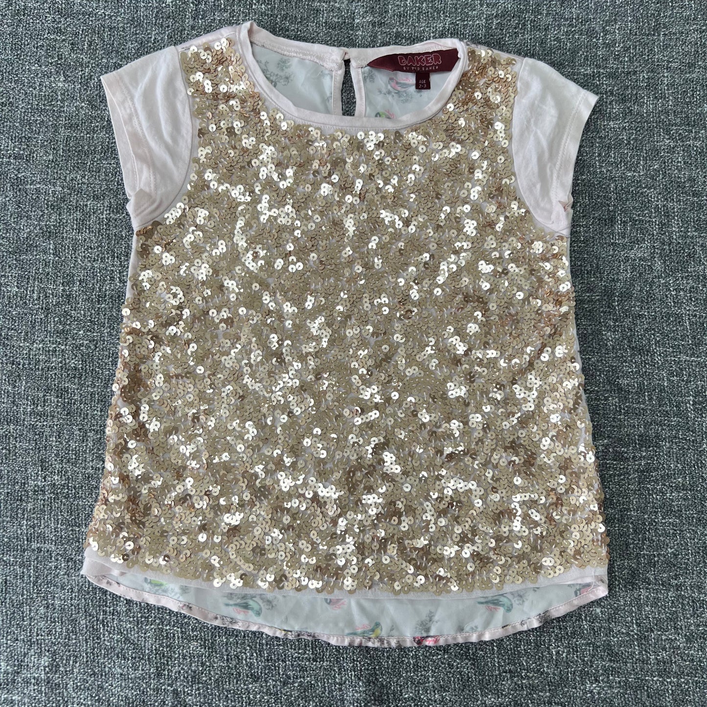 Girls 2-3 Year Pink T-shirt With A Sequinned Front.